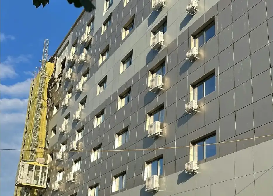 Fațada unui bloc cu unități exterioare de aer condiționat montate sub ferestre